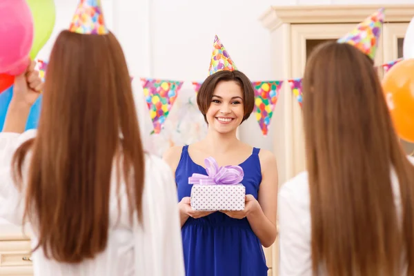 Niña sosteniendo un regalo de cumpleaños —  Fotos de Stock