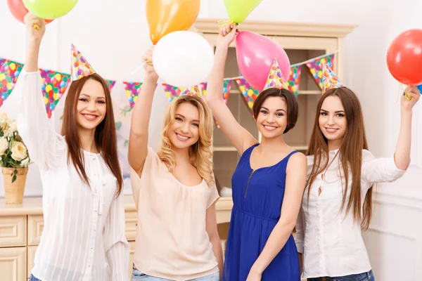Chicas jóvenes sosteniendo globos de colores — Foto de Stock