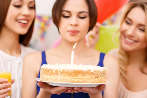 Cumpleaños chica está pidiendo un deseo . —  Fotos de Stock