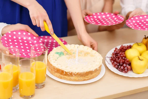 Dziewczyny są o akcji tort urodzinowy. — Zdjęcie stockowe