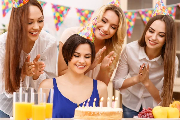 Meninas comemorando um aniversário . — Fotografia de Stock