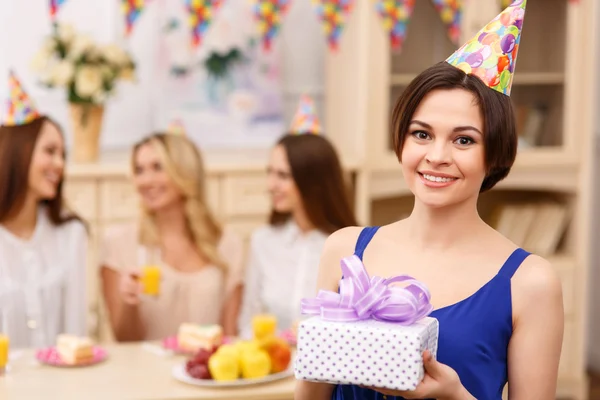 Joyeux jeune fille posant avec cadeau d'anniversaire — Photo