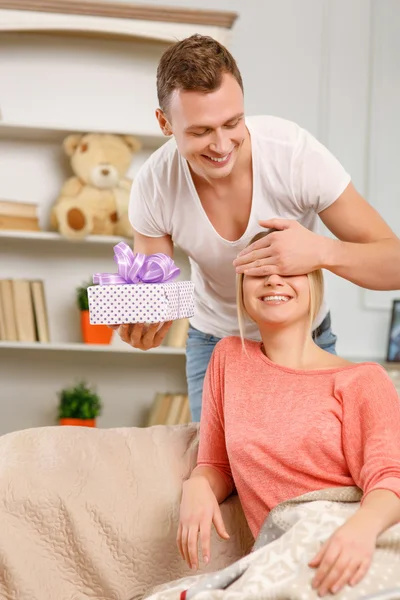 彼のガール フレンドにプレゼントを与えるのボーイ フレンド — ストック写真