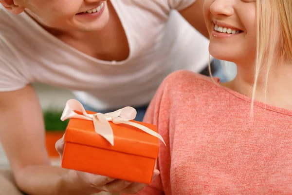 Vriend maken van zijn vriendin gelukkig. — Stockfoto