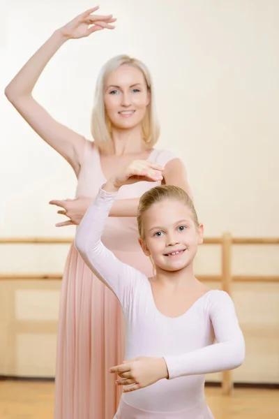 Ballet teacher and her apprentice — Stock Photo, Image