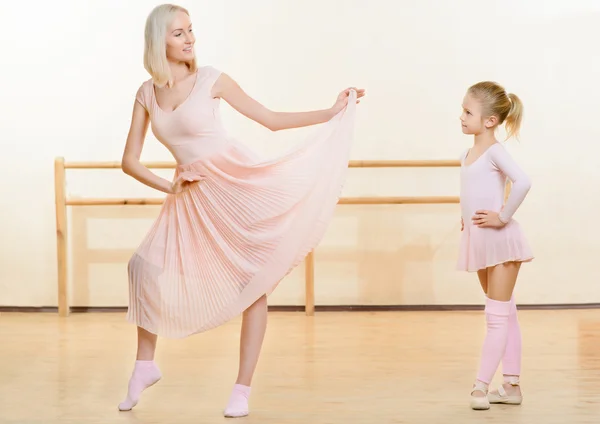 Ballet teacher and her little apprentice — Stock Photo, Image