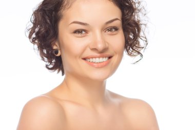 Genç çekici Bayan gülümsüyor.