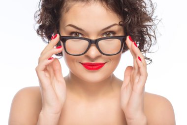 Genç çekici kadın gözlük ile poz.