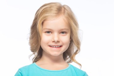 küçük kız gülümsüyor.