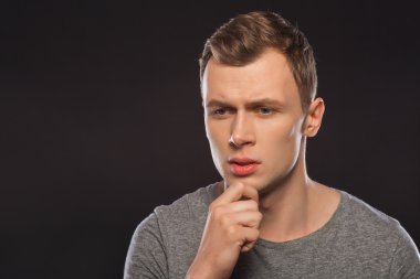 İlgili bakan genç adam.