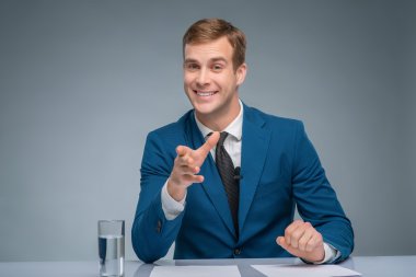 Yayın sırasında gülümseyen haber spikeri.