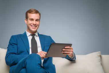 Tablet kullanan yakışıklı adam..