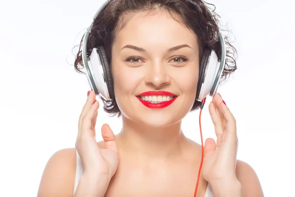 Jovem mulher atraente usando fones de ouvido . — Fotografia de Stock
