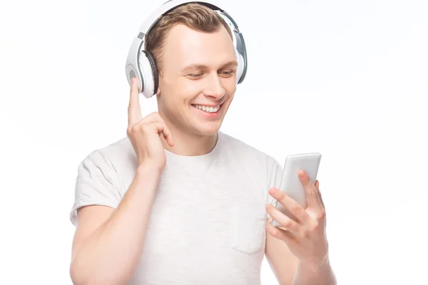 Schöner Mann mit Kopfhörer und Smartphone. — Stockfoto