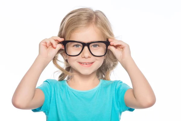 Μικρό κορίτσι που προσπαθεί με γυαλιά. — Φωτογραφία Αρχείου