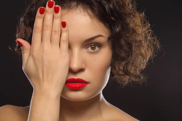 Señora cubriendo la mitad de su cara . — Foto de Stock