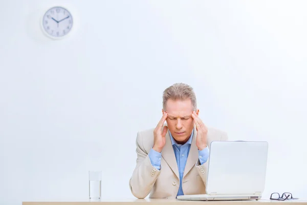 Gestresste Büroangestellte mit Kopfschmerzen. — Stockfoto