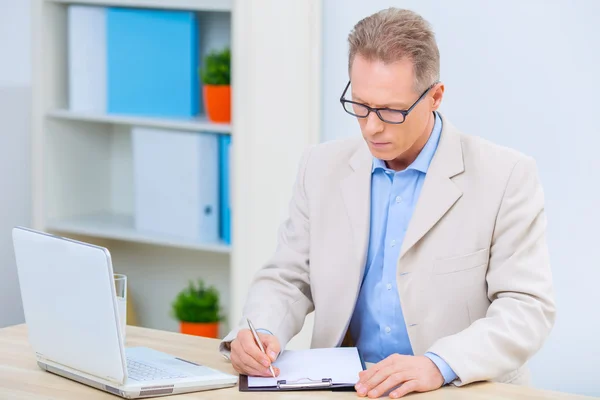 Unternehmer ist mit Papierkram beschäftigt. — Stockfoto