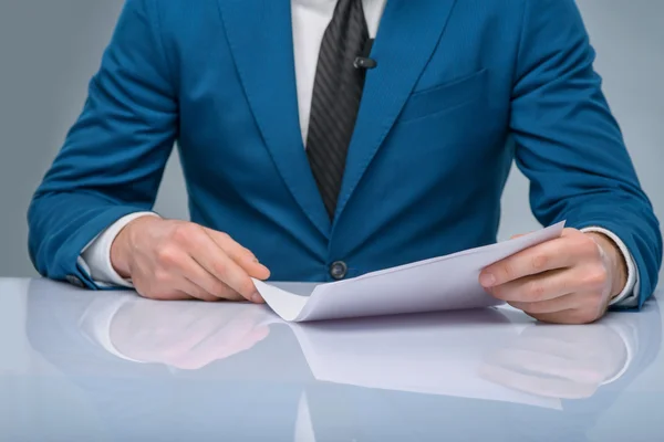 Professional newscaster reading his papers. — Stock Photo, Image