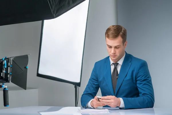 Novinář, kontrola jeho smartphone — Stock fotografie