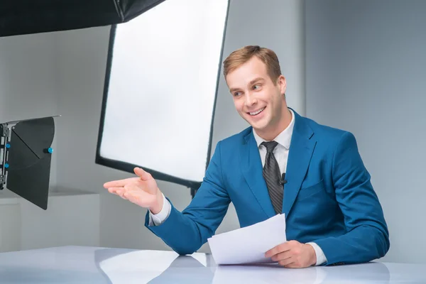 Newsman durante el proceso de rodaje —  Fotos de Stock