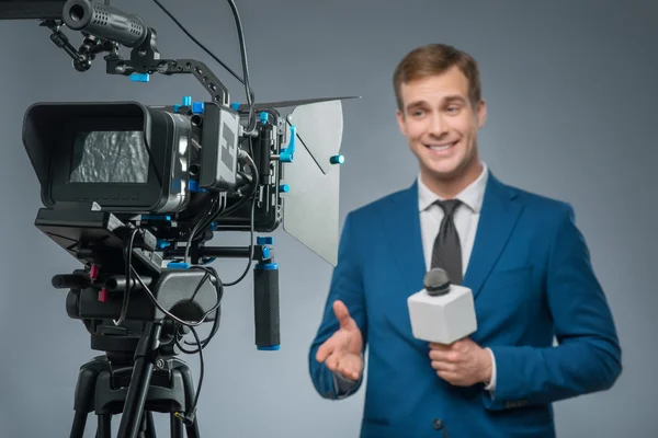 Lächelnder Nachrichtensprecher mit Mikrofon. — Stockfoto