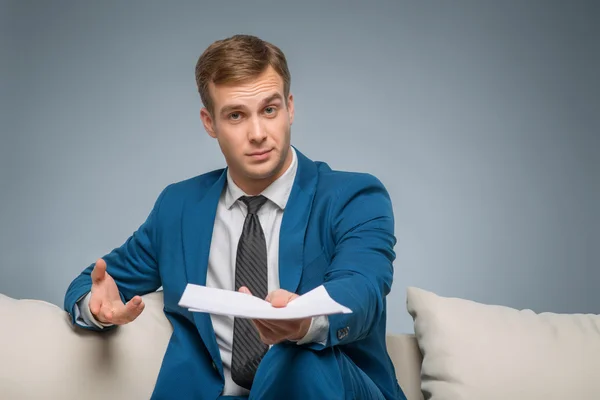 Hombre guapo defendiendo papeles oficiales . — Foto de Stock