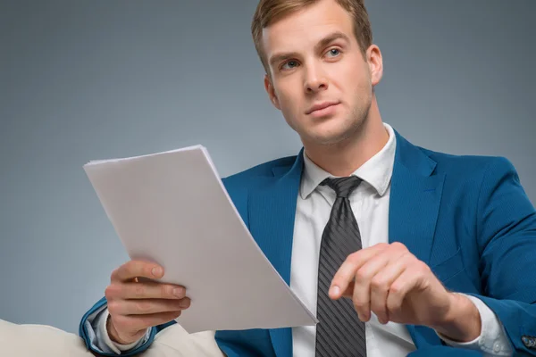 Bonito homem segurando papéis . — Fotografia de Stock