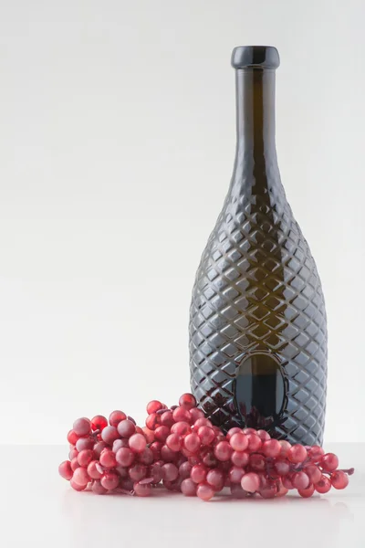 Bottle of red wine and grapes — Stock Photo, Image