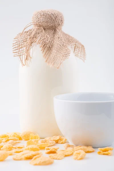 Botella de leche, copos de maíz y tazón . — Foto de Stock