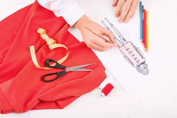 Dressmaker dibujando un boceto de atuendo . —  Fotos de Stock