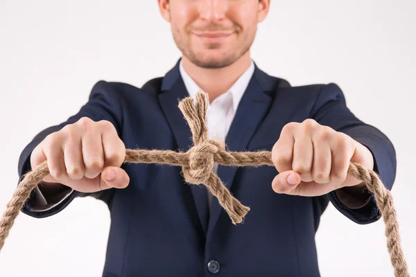 Homem segurando corda atada . — Fotografia de Stock