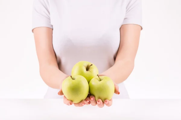 Žena, prokazující tři zelená jablka. — Stock fotografie