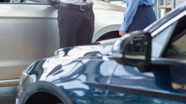 Bir araç için kendi müşteri temsil eden satış temsilcisi.