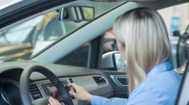 Arabanın içindeki genç bayan.