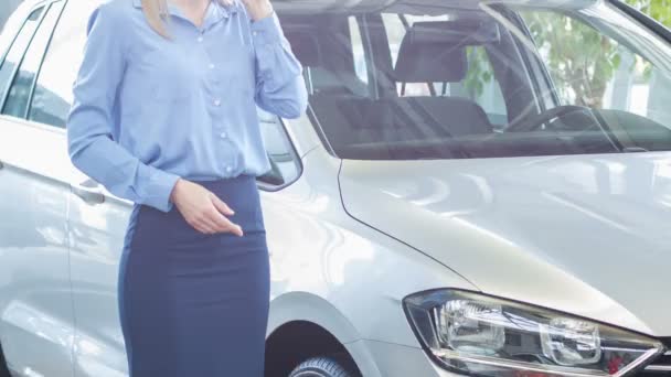 Cliente feminino falando no telefone perto do carro . — Vídeo de Stock