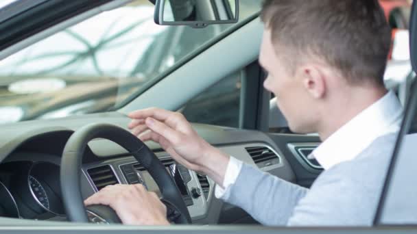 Cliente dentro del coche . — Vídeo de stock