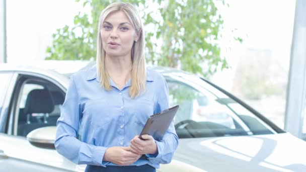 Representante de vendas é convidativo para comprar um carro . — Vídeo de Stock