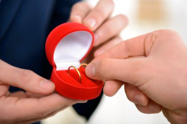 Düğün kutluyor mutlu çocuklar