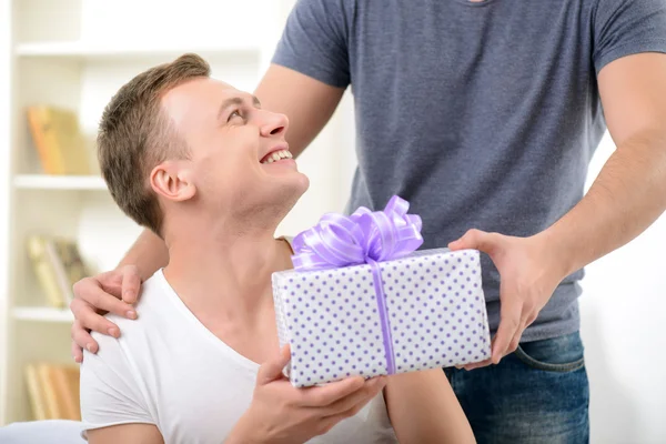 Aangename man geven aan zijn mannelijke partner — Stockfoto