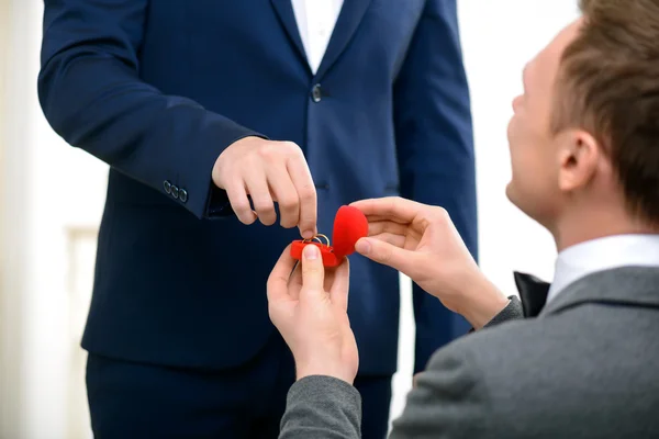 Happy guys celebrating wedding — Stock Photo, Image