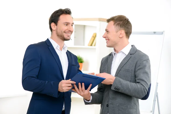 Colleghi impegnati a lavorare al progetto — Foto Stock