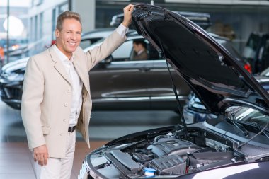 Otomatik salonda çalışan satış asistanı