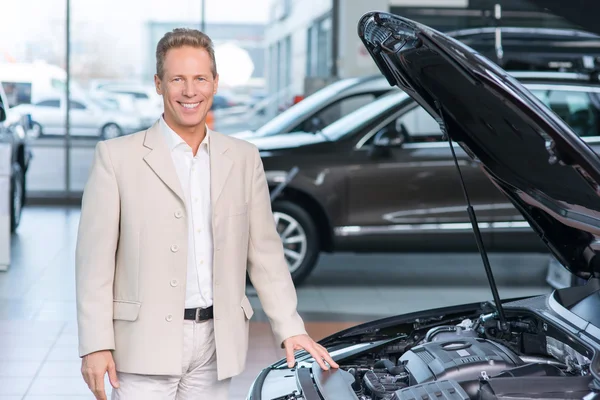 Verkäuferin arbeitet im Autosalon — Stockfoto