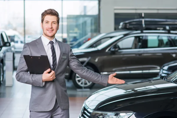 Asistente de venta profesional trabajando en auto show — Foto de Stock