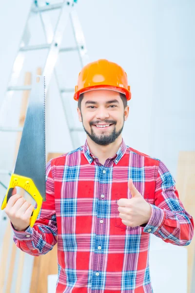 Bonito homem fazendo renovação — Fotografia de Stock