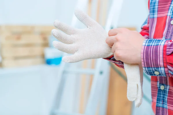 Schöner Mann bei der Renovierung — Stockfoto