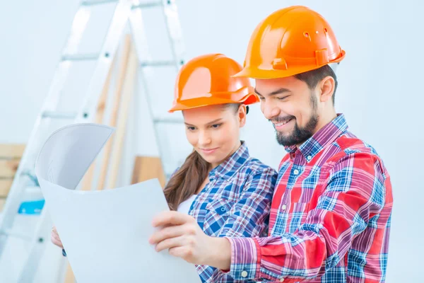 Pareja feliz haciendo renovación — Foto de Stock