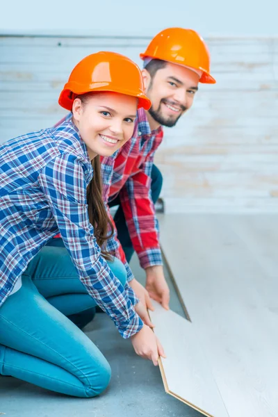 Pareja feliz haciendo renovación —  Fotos de Stock