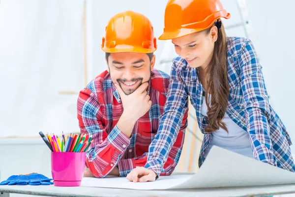 Casal amoroso se preparando para a renovação — Fotografia de Stock